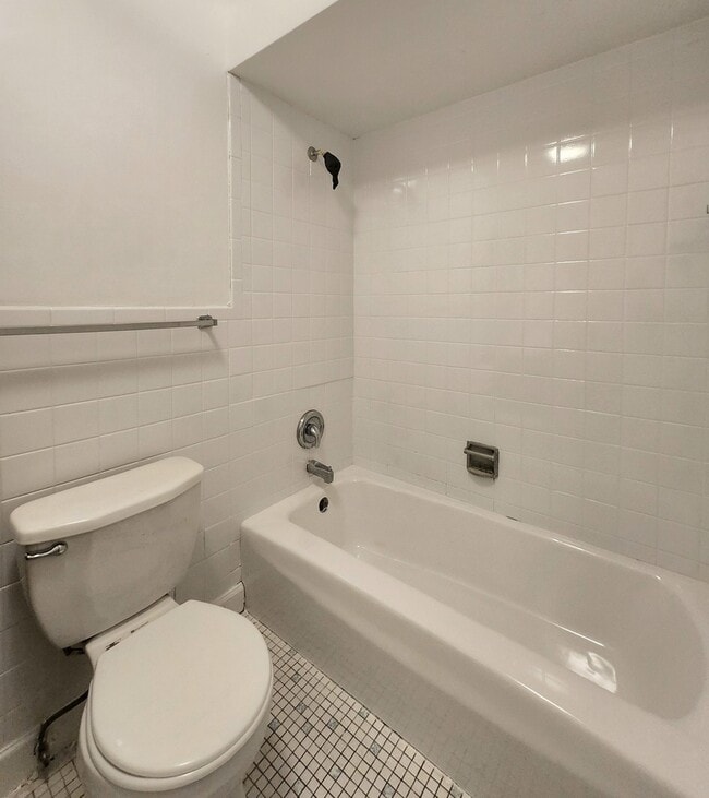 Building Photo - 2007 W Touhy Ave