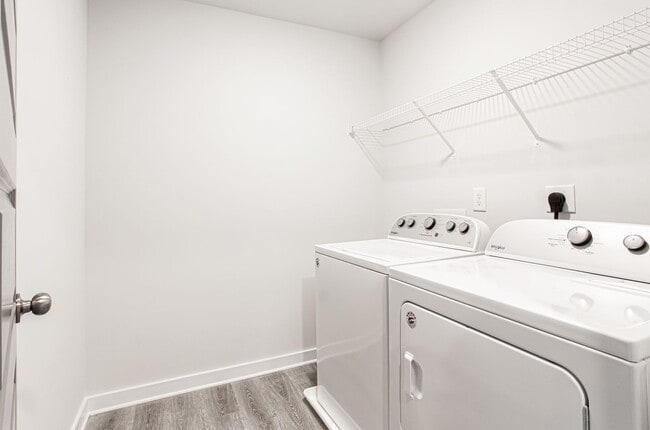 Building Photo - 715 W Vincent Dr