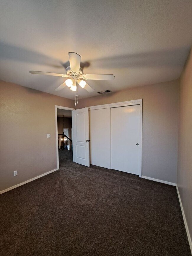 Building Photo - Comfortable 3BR Two-Story Home in Secure Fresno Community!