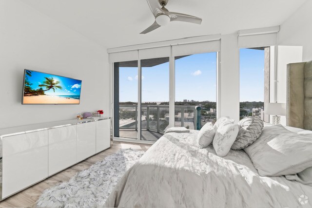 Building Photo - 6515 Collins Ave