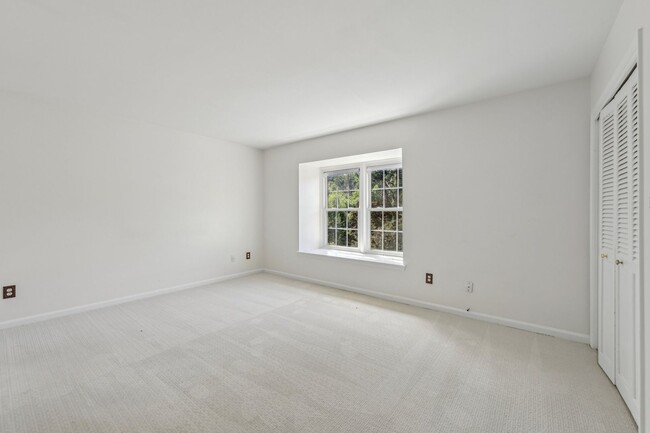Building Photo - Updated 2BR/2.5BA Townhome in Gated West B...