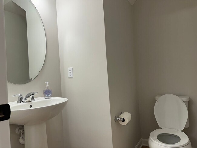 Building Photo - Rare Rogers 3 bed brand new town house for lease!!!