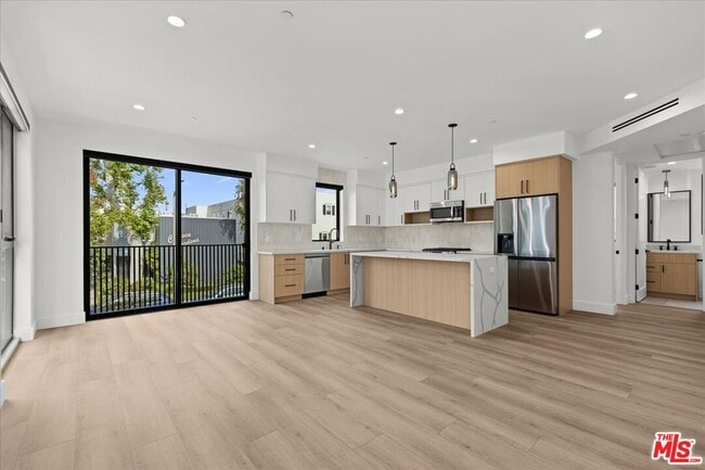 Building Photo - 4825 Satsuma Ave