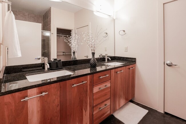 Building Photo - Fully Furnished 2-Level Condo for Traveling Nurses | 1,549 Sq Ft | Private Parking | Shared Living