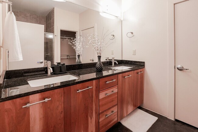 Building Photo - Fully Furnished Mid-Term 2-Level Condo | 1,549 Sq Ft | Private Parking | Shared Living