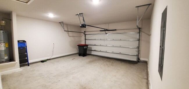 Building Photo - Modern 4Bed/2Ba Home w/Conveniently Accessible Location in PCB! *Garbage Service & Lawncare Inclu...