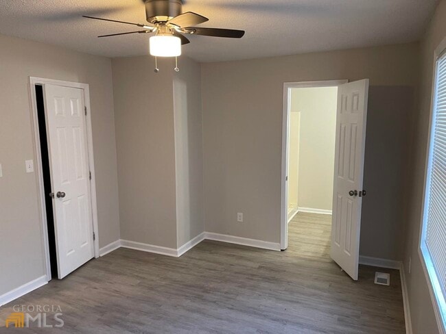 Building Photo - 907 Silverwood Dr