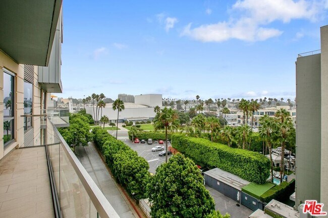 Building Photo - 1705 Ocean Ave