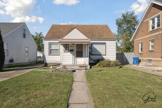 Building Photo - $1200 2 bedroom bungalow