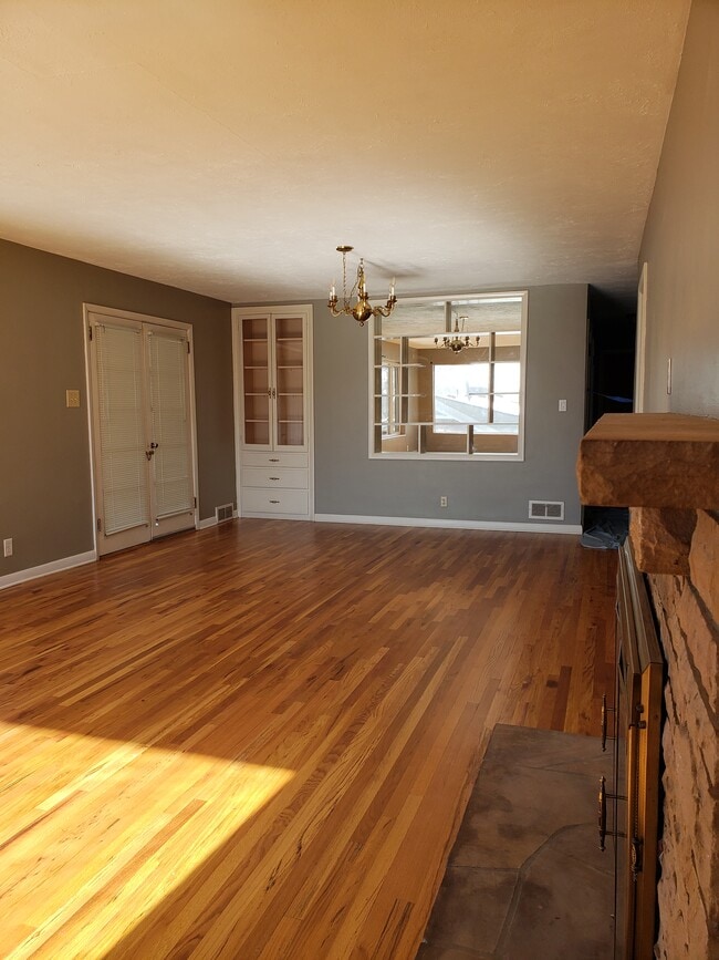 Building Photo - 1894 S Foothill Dr