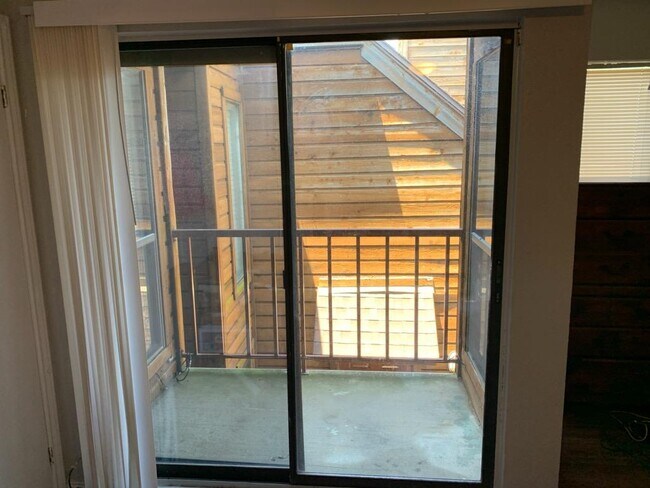 Building Photo - 2310 Bamboo Dr