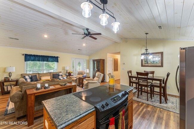 Building Photo - 519 Country Oaks Dr