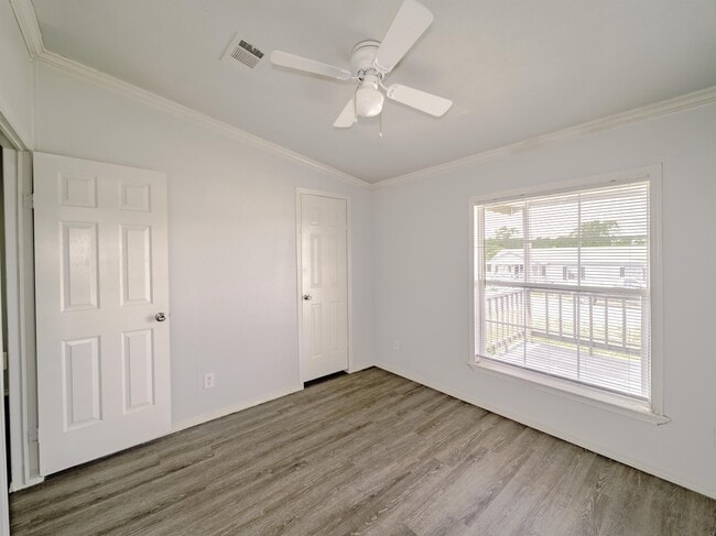 Building Photo - 102 Rolling Glen