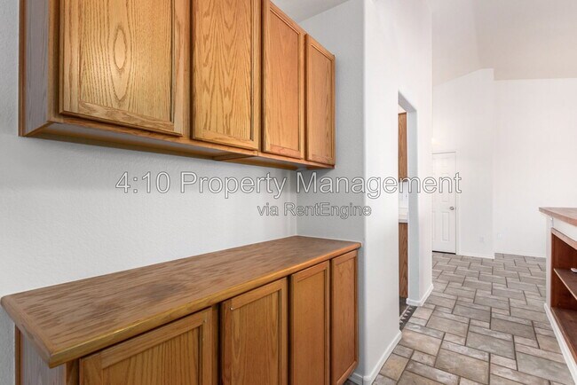 Building Photo - 30725 N Royal Oak Way