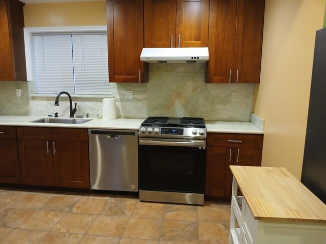 Building Photo - 421 Columbus St