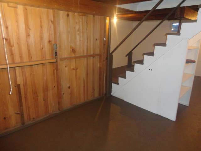 Dry, clean, high basement with bonus craft/mancave room - N3024 Woodland Rd