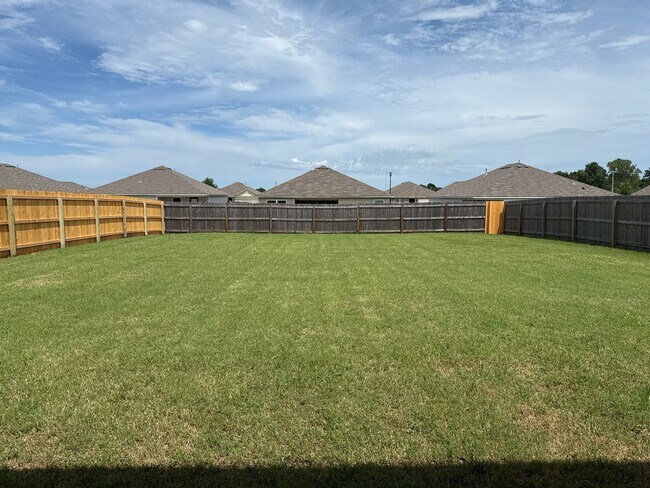 Building Photo - Charming 4 bedroom, 2 bath house located B...