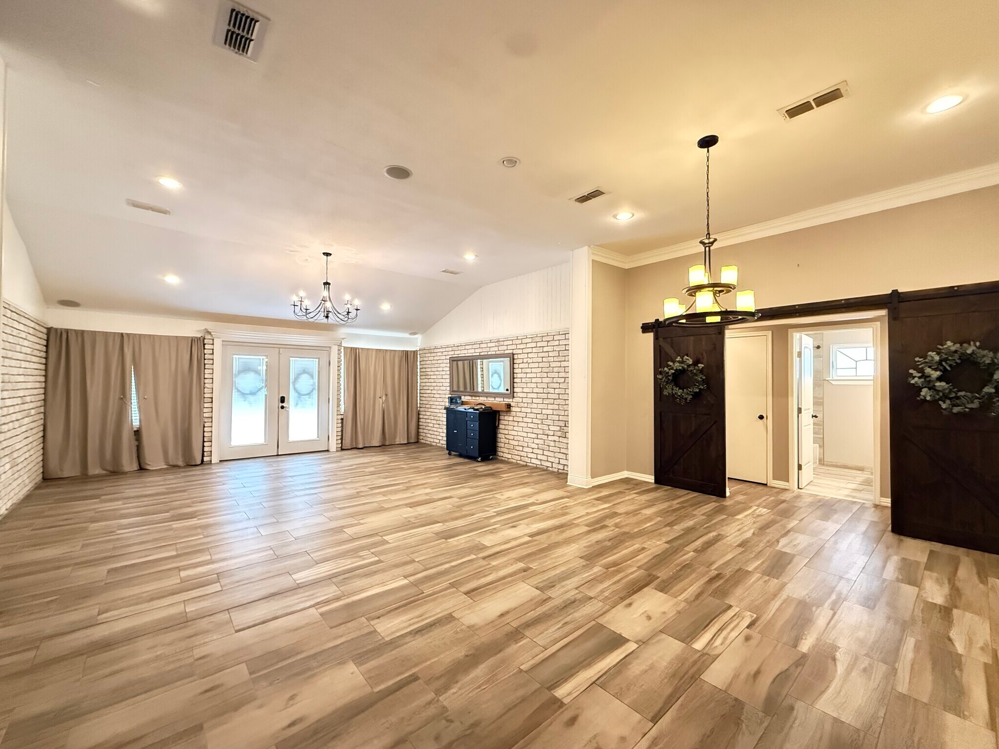 Building Photo - 135 Country Club Rd