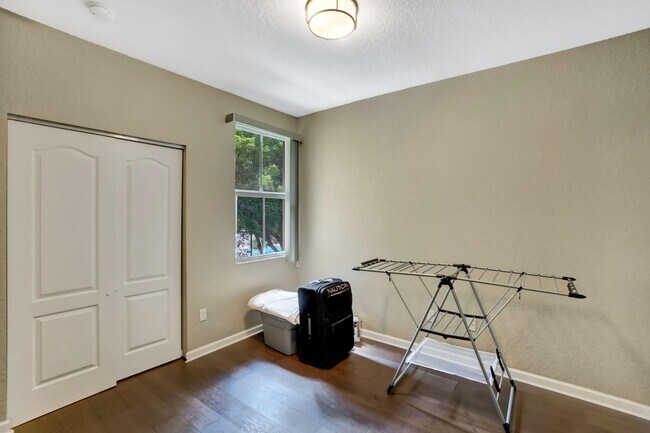 Building Photo - 117 E Prive Cir