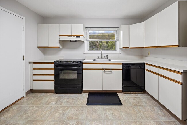 Building Photo - 486 Oak Ave