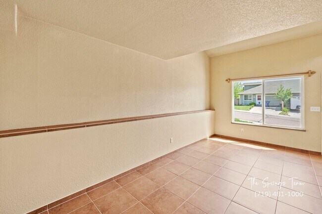 Building Photo - Spacious & Unique 3BD/2BA Townhome w/ Gara...