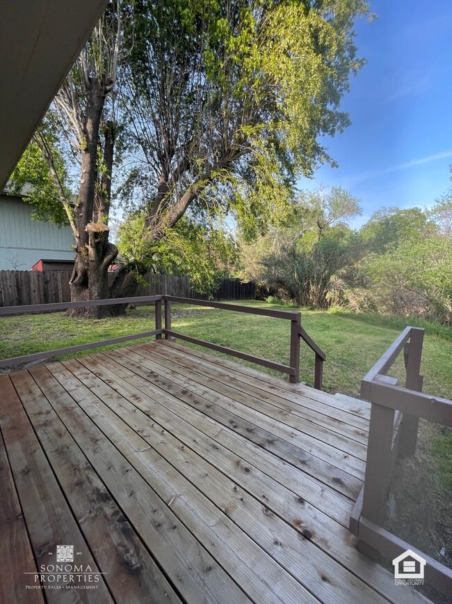 Building Photo - Spacious One Bedroom Lower Level Duplex