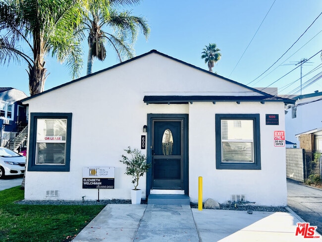 Building Photo - 600 E Chevy Chase Dr