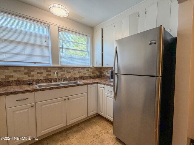 Building Photo - 2575 Myra St