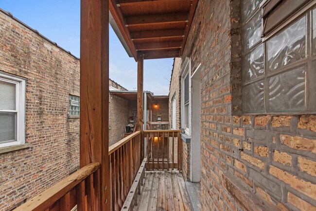 Building Photo - 3751 W Sunnyside Ave