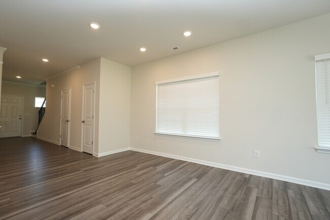 Building Photo - Spacious 4-Bedroom Home with Modern Comforts
