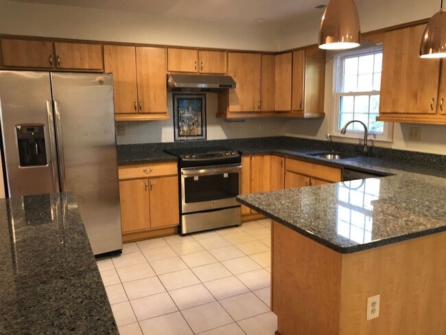 Building Photo - Spacious Townhome, Great Location!