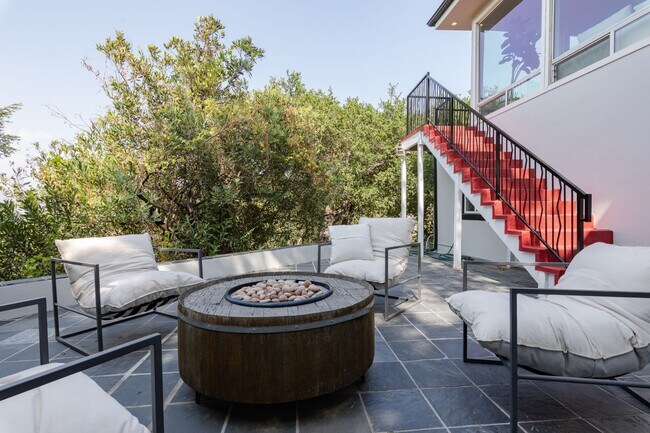 Building Photo - Beautiful Hollywood Hills Home For Lease!