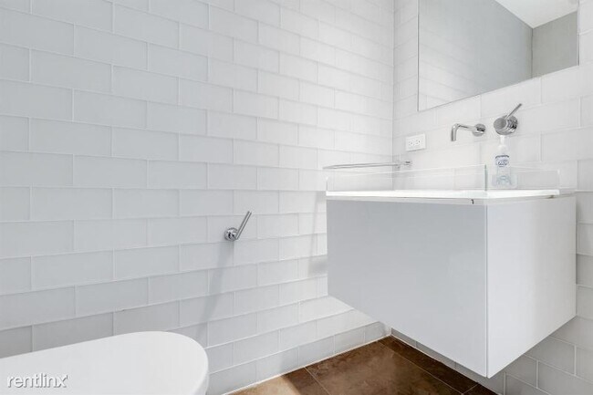 Building Photo - 220 21st St