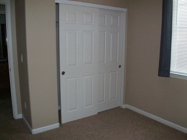 Building Photo - Well maintained 3 bedroom, 2-1/2 bath, 2-car garage $2400.00
