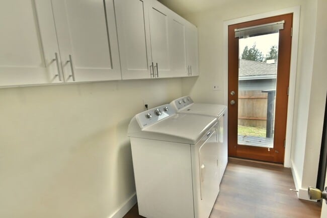 Building Photo - 3Bd/2Ba Everett House