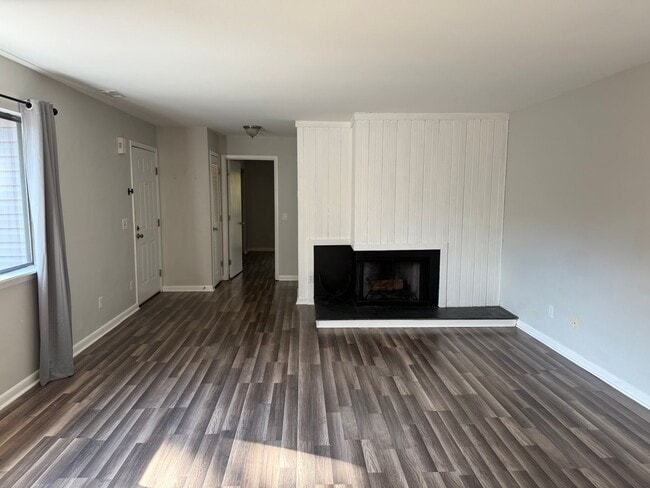 Building Photo - RARE - Finley Forest Gem in Chapel Hill - 2 Bedrooms – Available Aug 10!