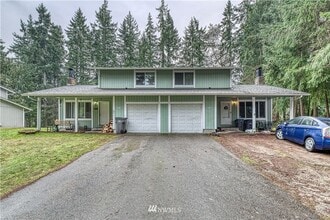 Building Photo - Port Orchard townhouse close to everything