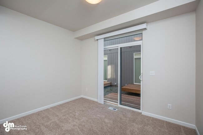 Building Photo - 156 Willow View Circle