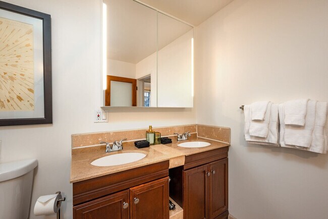 Building Photo - 906 Agua Fria St