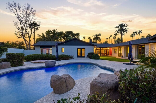 Building Photo - FULLY FURNISHED EXECUTIVE PHOENIX COUNTRY CLUB HOME IN GATED COMMUNITY