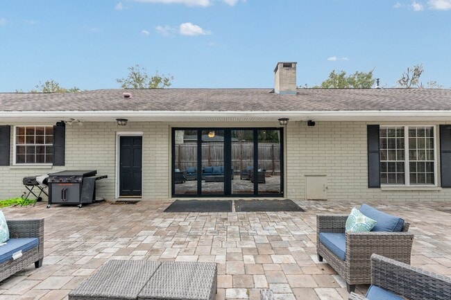 Building Photo - 2222 W University Ave