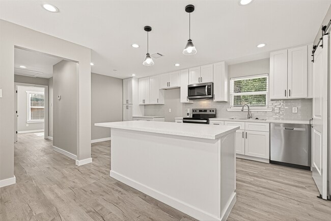 Building Photo - 10531 Royal Oaks Dr