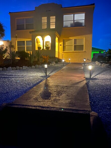 Building Photo - 408 Armada Rd S