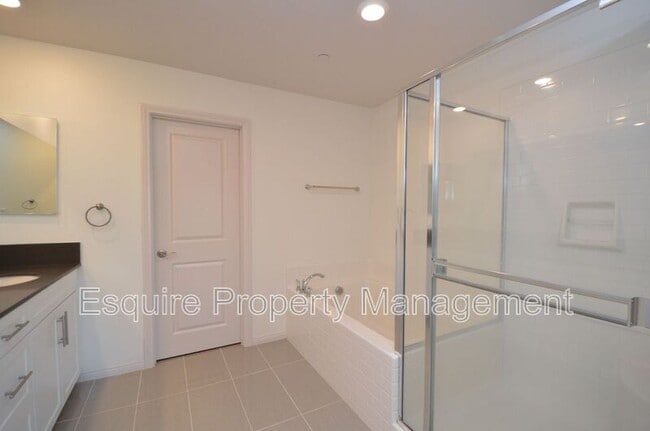 Building Photo - 370 Serra St