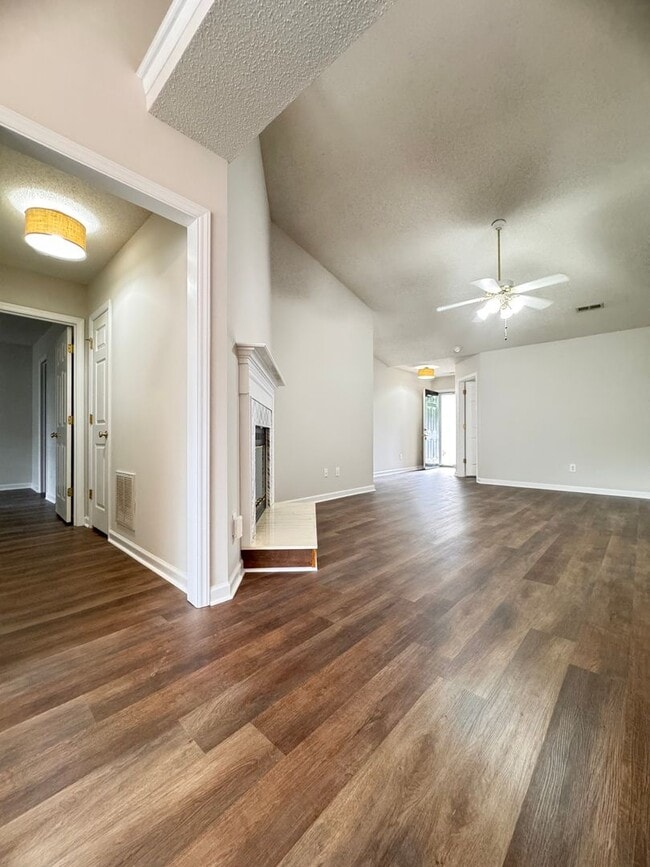 Building Photo - 2BR 2BA One Level Townhome with Garage
