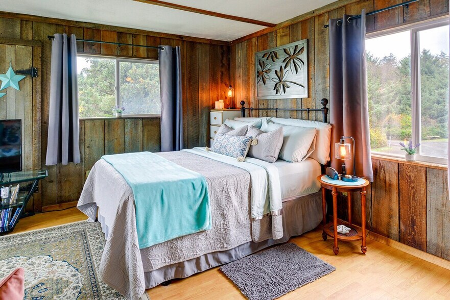 Building Photo - 4880 Railroad Ave