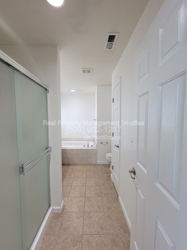 Building Photo - 4003 Segovia Dr