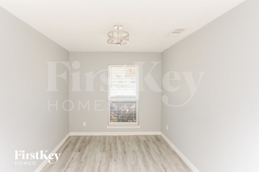 Building Photo - 3208 Kiest Hill Dr