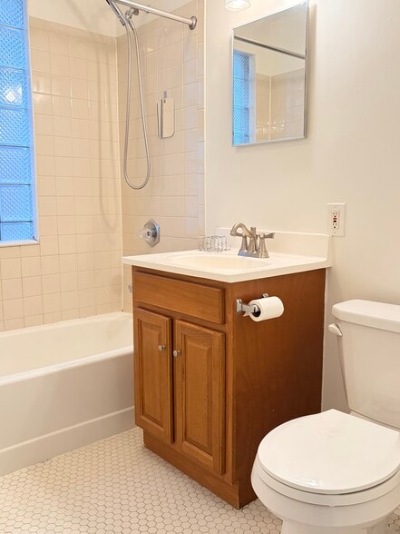 Building Photo - 693 Linwood Ave