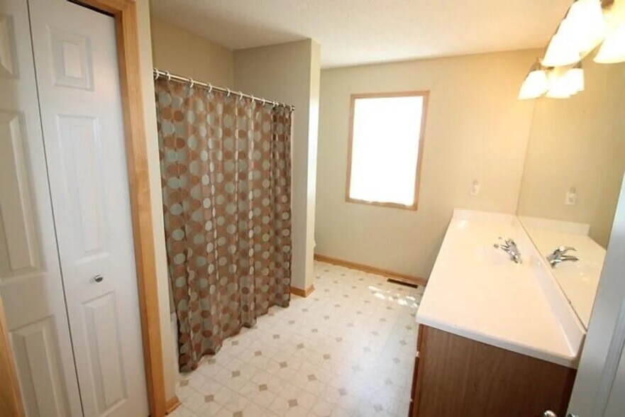 Building Photo - 8487 Jonquil Ln N